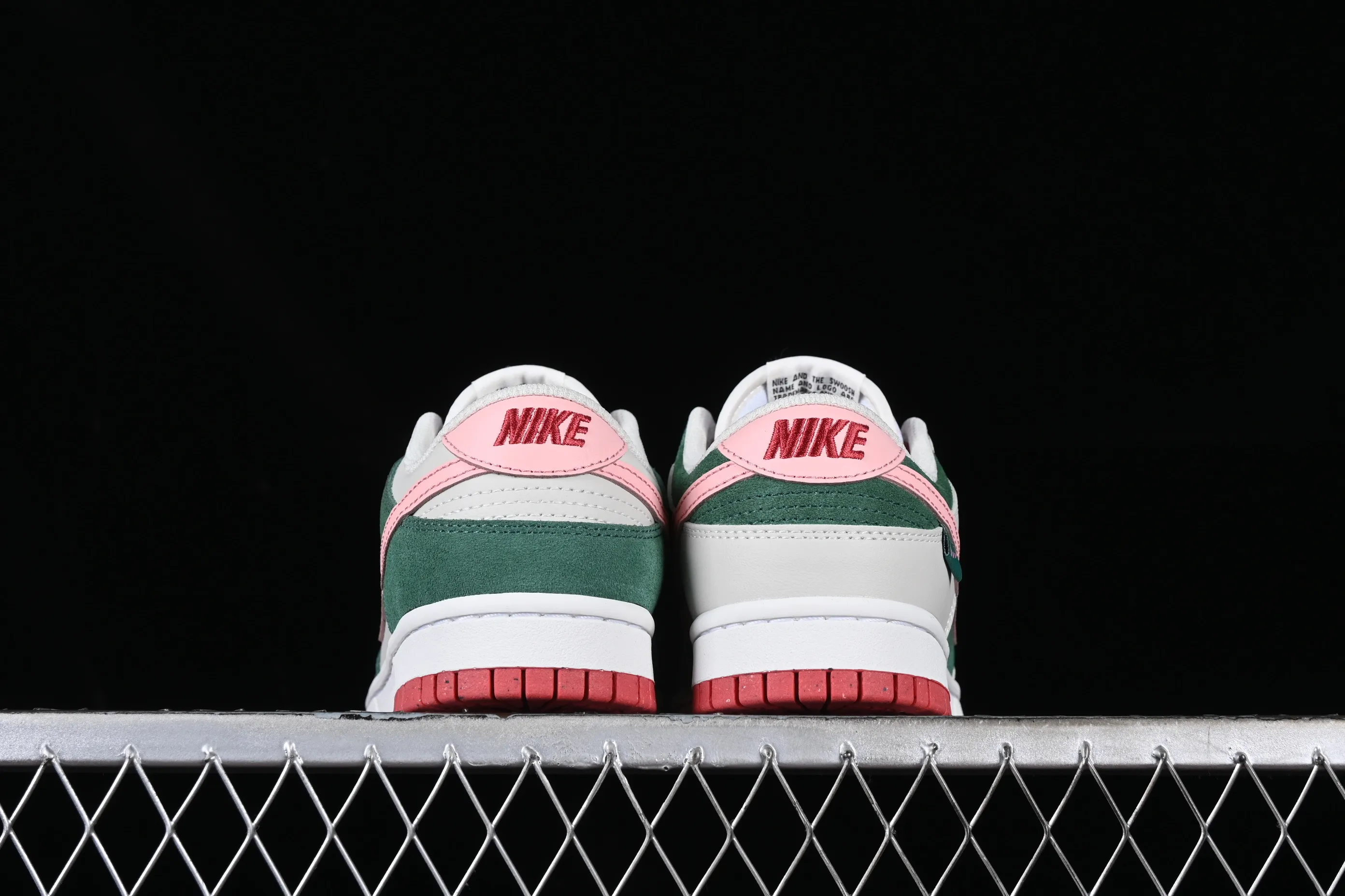 All Categories Nk SB Dunk Series Nk SB Dunk Low Low-top sneakers Nk Dunk Low "All Petals United" Sonorous Rose SB low-top casual sneakers FN8923-061